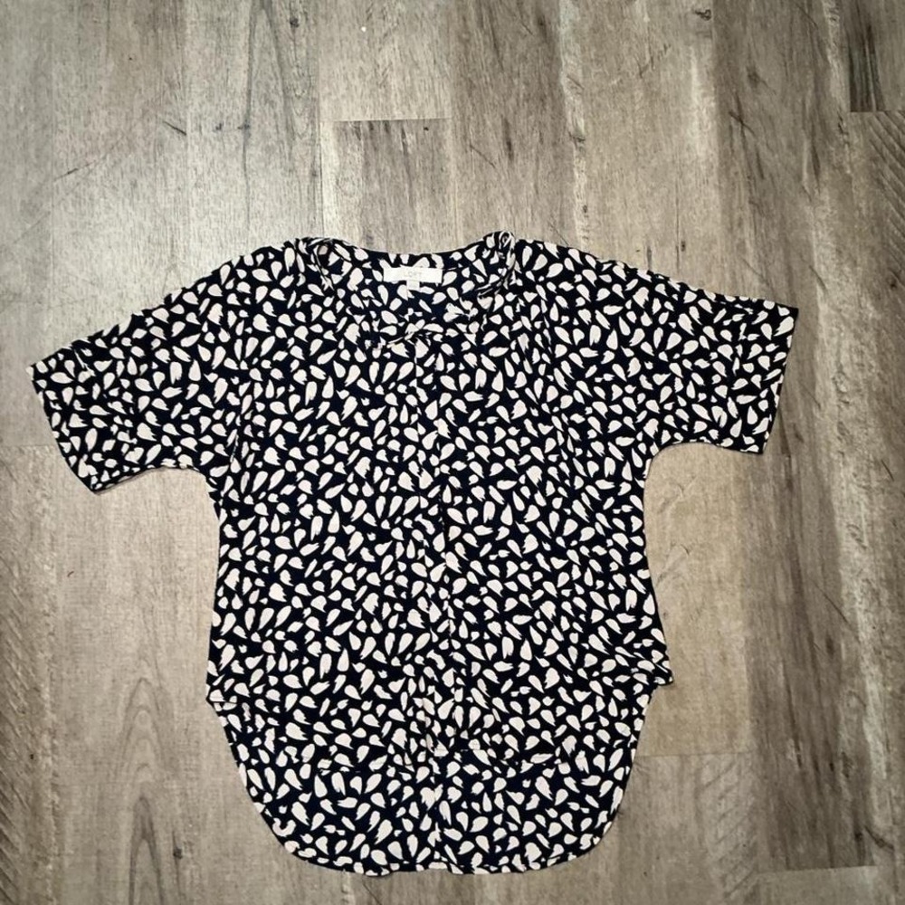 LOFT black and white blouse with a unique feather print. Size: XS